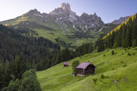 Alpine hut in front of Gosaukamm