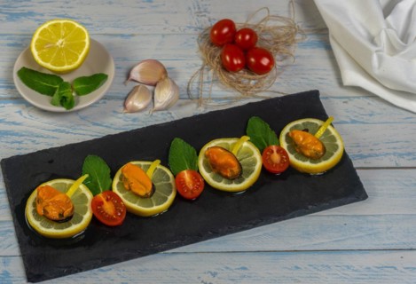 Mussels with lemon with a vegetable base