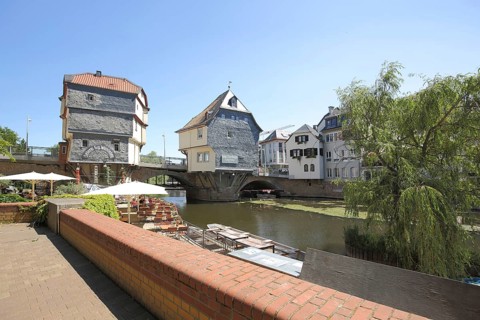 Historic bridge houses on the arched bridge over the Nahe