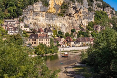 Excursion boat and canoes on the Dordogne in La Roque-Gageac