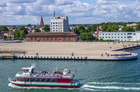 Grand harbour tour with the passenger ship Markgrafenheide on the Warnow