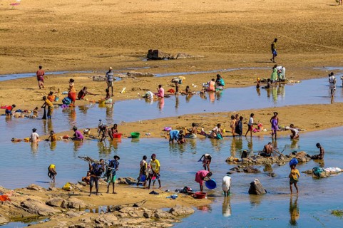Local people washing their clothes on the Mandrare river