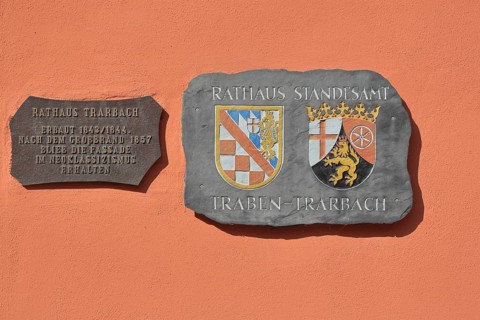 Sign with inscription and town coat of arms at the town hall