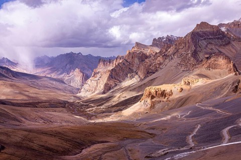 The gravel road to Photoksar village
