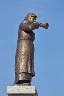 Sculpture Maria Brobeck alias Es Brobecks Marri by Karl Steiner 1975 at the Kornmarktbrunnen