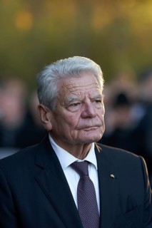 Former Federal President Joachim Gauck speaks at a commemoration ceremony for Remembrance Day at the military cemetery in Sinzig