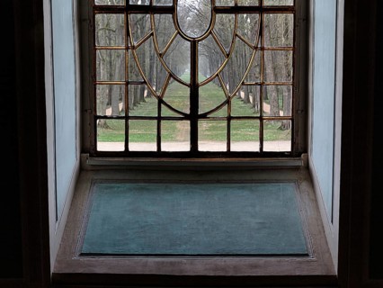 Window grille with view into the garden
