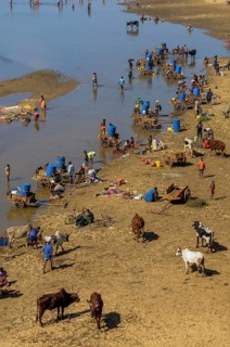Local people washing their clothes on the Mandrare river