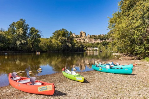 Canoes on the banks of the Dordogne and the Chateau de Beynac