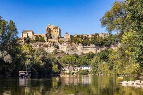 Excursion boat and canoes on the Dordogne and the Chateau de Beynac