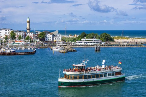 Harbour tour with the passenger ship Kaeppn Brass on the Warnow