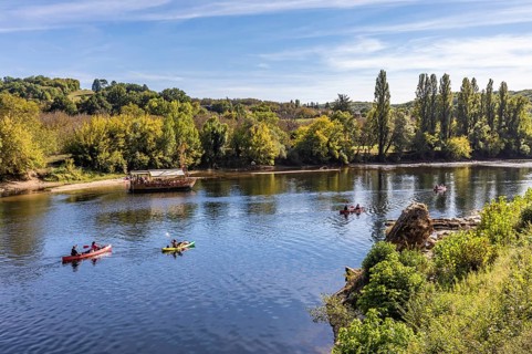 Canoes and excursion boat on the Dordogne at La Roque-Gageac