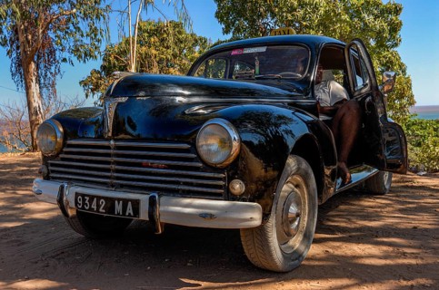 Oldtimer Peugeot 203 in Mahajanga
