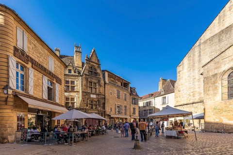 Restaurant and the Maison de La Boetie in the old town