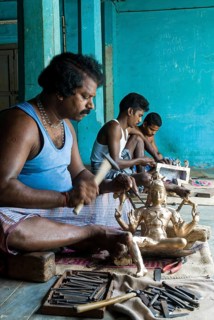 Artisans Chiselling bronze sculpture statue at Swamimalai