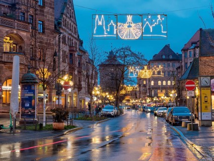 Evening shot in the Christmas decoration of Koenigstrasse