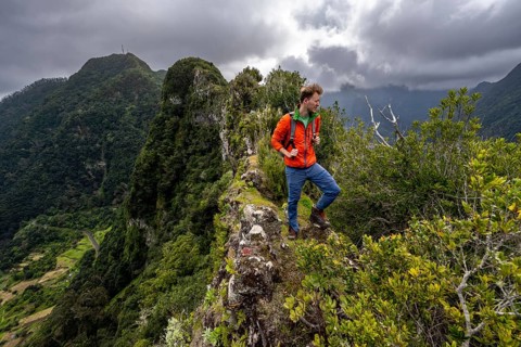 Hikers on the ridge of Pico do Alto