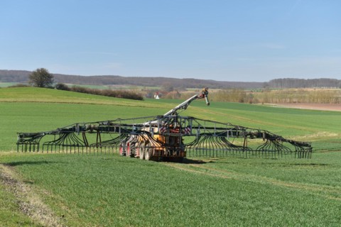 Slurry tanker brings slurry to a field