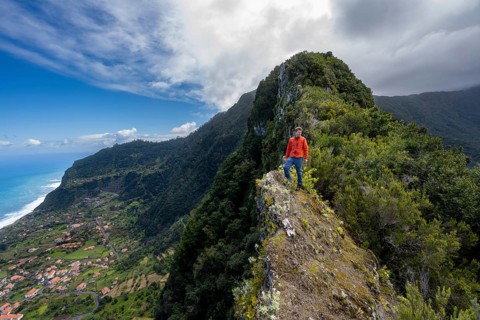 Hikers on the ridge of Pico do Alto