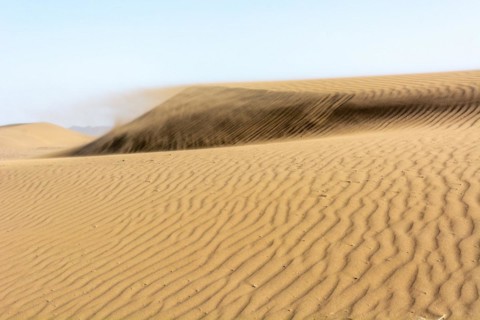 Wanderduenen in der Wueste Erg Chebbi in Suedmarokko. Merzouga