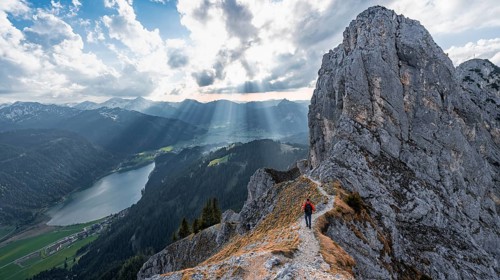 Mountaineer on the ridge between Rote Flueh and Schartschrofen
