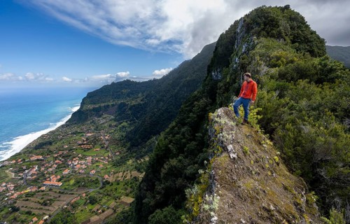 Hikers on the ridge of Pico do Alto