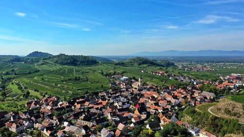 Aerial view of Vogtsburg am Kaiserstuhl with a view of the town. Vogtsburg am Kaiserstuhl