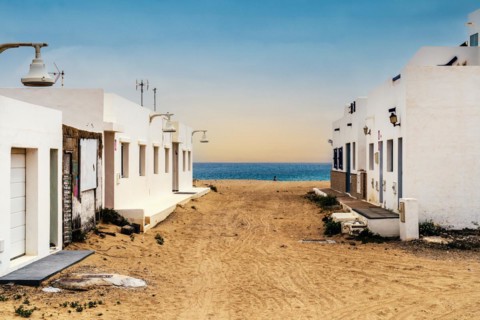 Sandy streets and white houses in Caleta del Sebo
