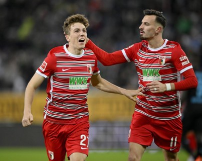 Goal celebration Arne Engels FC Augsburg FCA