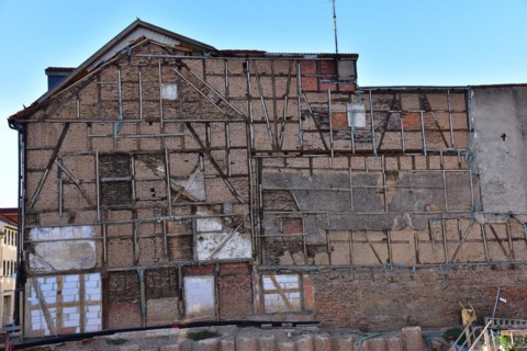 Half-timbered building behind the facade