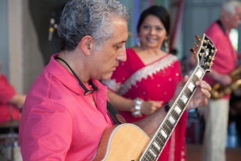 Lorenzo Petrocca on the guitar at a jazz concert in Bietigheim-Bissingen. In the background singer jazz singer Fauzia Maria Beg