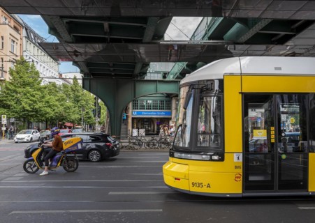 Road traffic at the U station Eberswalder Strasse