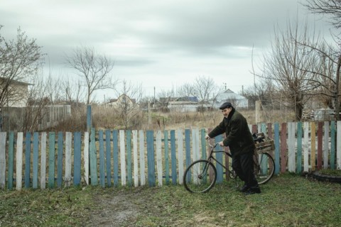 A man on his bicycle on his way home