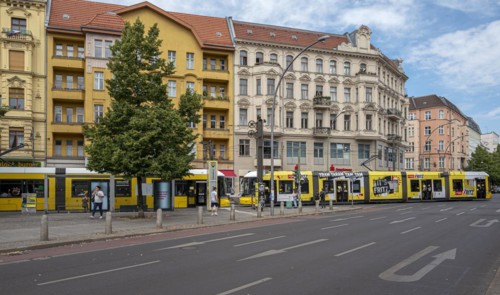Tram in traffic at the crossing Eberswalder Strasse