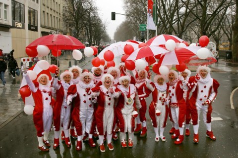 Jecken at the Koe bustle on Koenigsallee in rainy weather