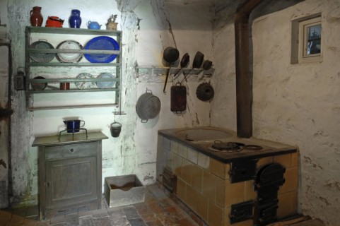 Kitchen with plate rack and cooker 1926