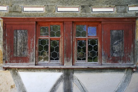 Window with sliding shutters of a winegrowers house from 1668