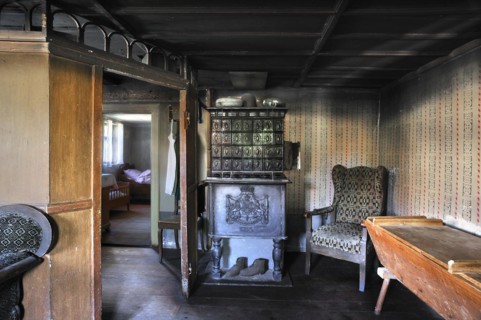 Parlour around 1900 with tiled stove in farmhouse built in 1772