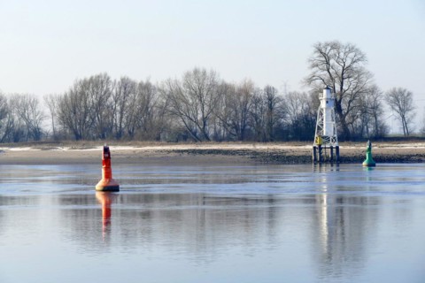 View across the Weser to the Weser island of Elsflether Sand