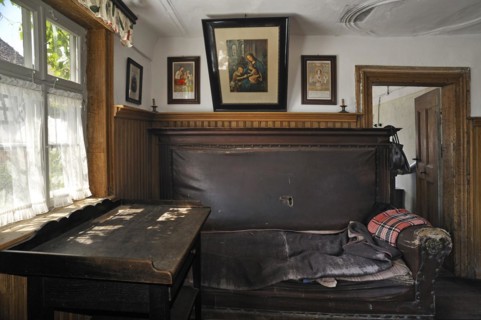 Stube mit Sofa und Schreibtisch zur Zeit um 1920