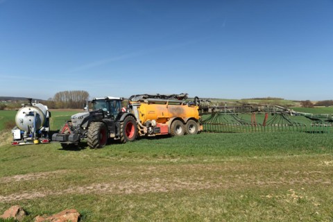 Slurry tanker brings slurry to the field