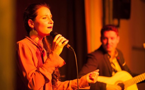 Singer Stephanie Neigel at a concert in the culture room of the Rommelmuehle
