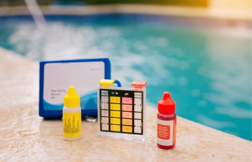 Chlorine and ph tester for swimming pools