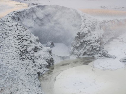 Smacking and bubbling mud springs
