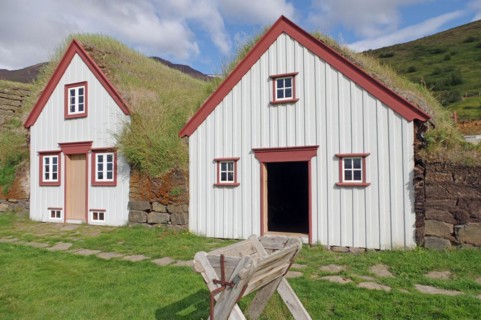 Old farms connected to peat sods