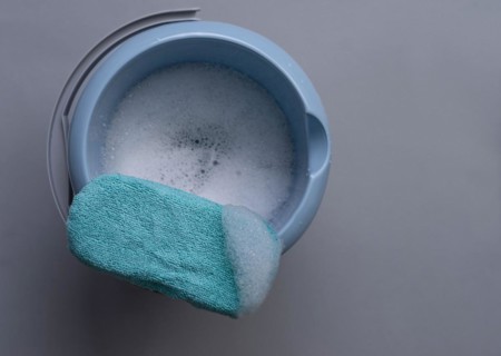 Cleaning sponge with cleaning bucket and foam