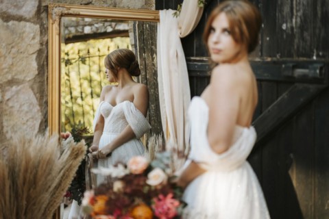 Beautiful bride in rustic arrangement