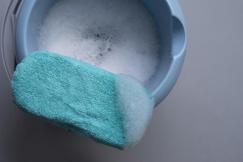 Cleaning sponge with cleaning bucket and foam