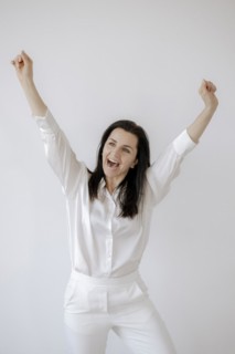 Dark haired woman 35+