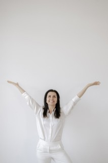 Dark haired woman 35+